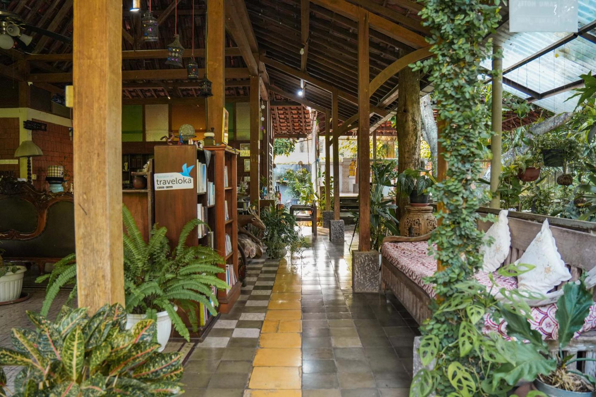 Bed and Breakfast Djajanti House Semarang Exterior foto
